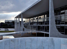 Bolsonaro sanciona lei que regula pagamento de precatórios e veta anistia a igrejas